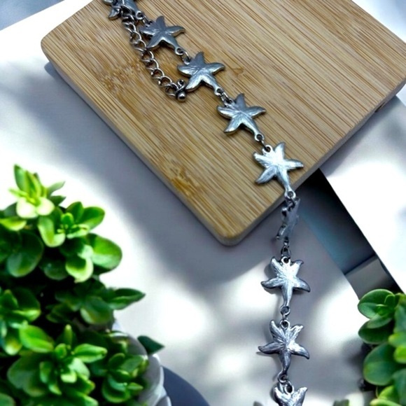 SUPER CUTE ENAMEL STARFISH SILVER-TONE BRACELET - Picture 3 of 3